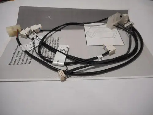 Flachbandkabel mit mehreren Steckverbindern, auf einer Anleitung liegend. Die Beschriftungen weisen auf die Nutzung in Produkten von Remeha hin.